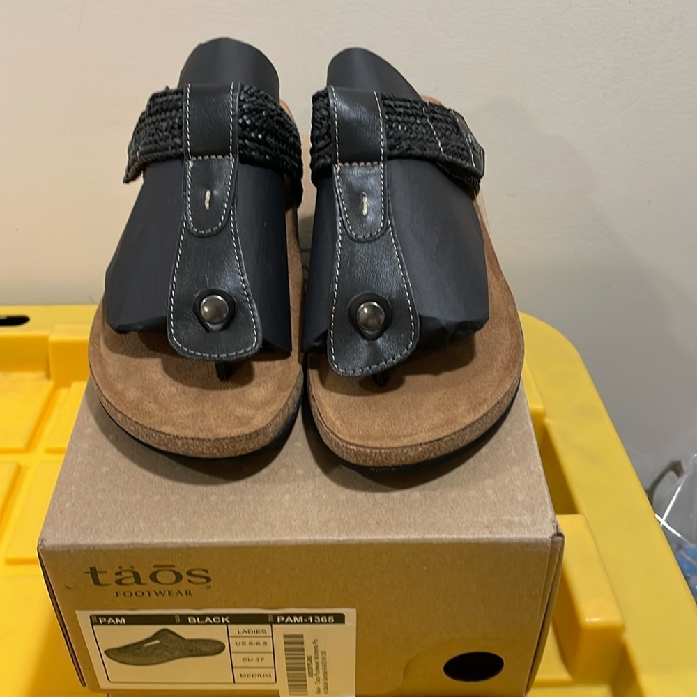 Taos Footwear Pam Sandals, Size 6-6.5